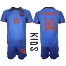 Nederländerna Davy Klaassen #14 Bortaställ Barn VM 2022 Korta ärmar (+ Korta byxor)